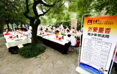 澳门家胜棋牌网址景泰蓝第五代传承人于文婷、兽油黑陶传承人于万发、彩印花
